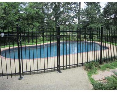 Swimming Pool/Hot Tub/Sauna. Inground pool with fe