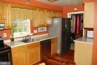 2545 Windbreak Dr, Alexandria, VA 22306 - photo 3