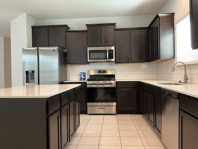 Kitchen with appliances with stainless steel fini
