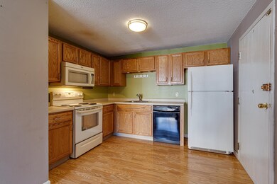212 Lita Ln unit 212, Newmarket, NH 03857 - photo 2