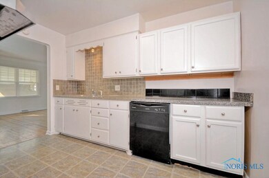 438 W Poinsetta Ave, Toledo, OH 43612 - photo 4