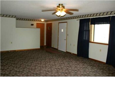 21'3 X 14'9 LIVING ROOM