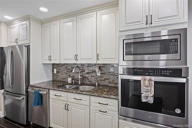 204 Bentley Ct E unit B204, Saint James, NY 11780 - photo 4