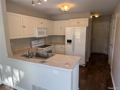 17501 Gateway Cir, Southfield, MI 48075 - photo 2