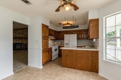 03_5418HollowOakLn_2006_FlexMLS800x600_8