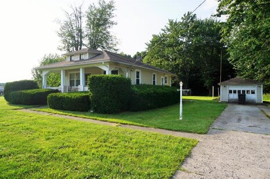 Bungalow home close to shopping.