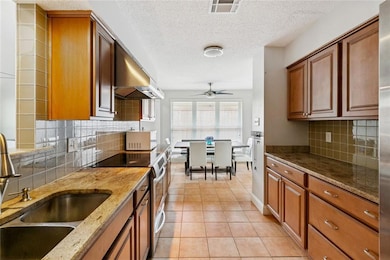 Kitchen and breakfast area