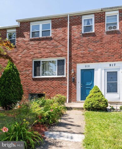 919 Regina Dr, Halethorpe, MD 21227 - photo 2