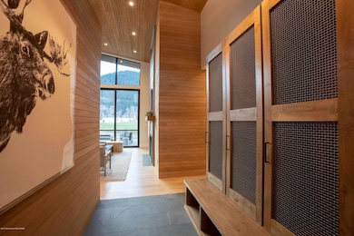 Fairway Lodge - Entry