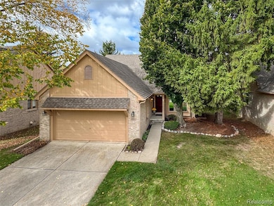 Detached ranch w/2 car garage