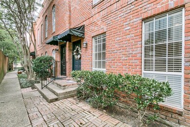 End-Unit Beautiful Courtyard Entrance intimate 4 u