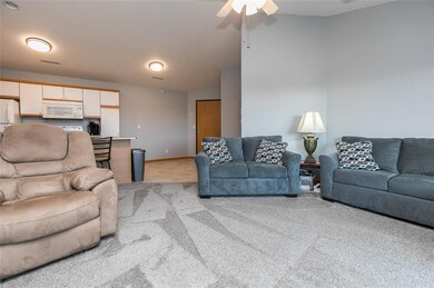 250 Cimarron Dr unit 321, Hiawatha, IA 52233 - photo 7