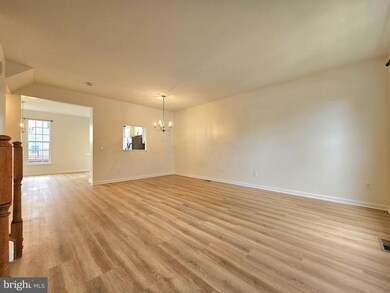 15330 Elizabeth Burbage Loop, Woodbridge, VA 22191 - photo 5