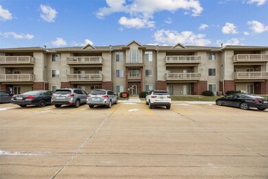 250 Cimarron Dr unit 116, Hiawatha, IA 52233 - photo 2