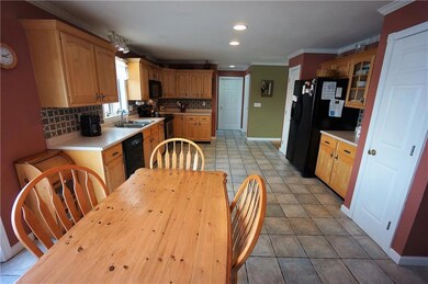 Spacious eat-in kitchen w/double...