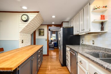 1012 kitchen to livingroom