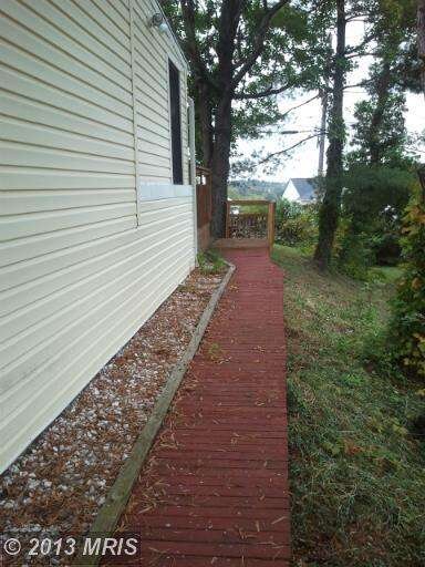 1009 Plover Dr, Halethorpe, MD 21227 - photo 3
