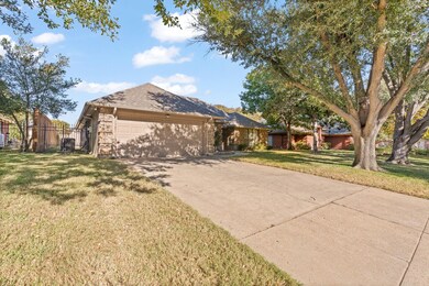 149 Sandlewood Ln, Burleson, TX 76028 - photo 2