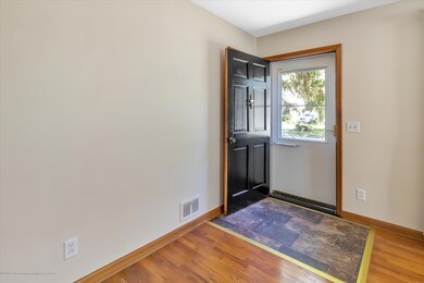 1903-W-Rundle-Ave-WindowStill-Re (5)