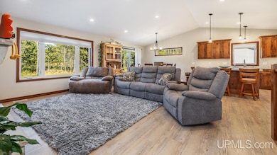 109 N Pyle Dr, Kingsford, MI 49802 - photo 4