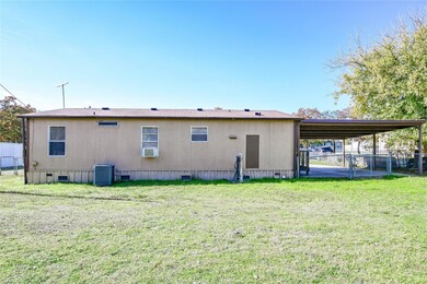 413 Daisy Dr, Granbury, TX 76049 - photo 7