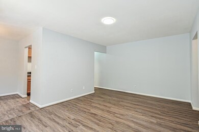 3874 Lyndhurst Dr unit 304, Fairfax, VA 22031 - photo 4