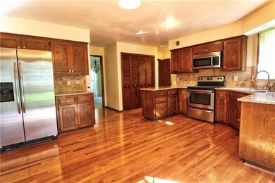 8526 Bradshaw St, Lenexa, KS 66215 - photo 7