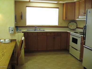 Kitchen-Oak Cabinets-All Appliances