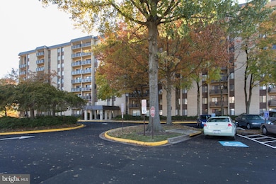 Woodlake Towers unit 821, Falls Church, VA 22044 - photo 3