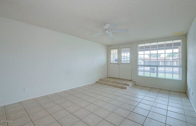 FRONT ROOM (2)