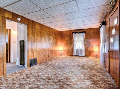 * LARGE COMFORTABLE LIVING ROOM ~