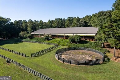 Paddocks and round pens(2) covenient to the arena