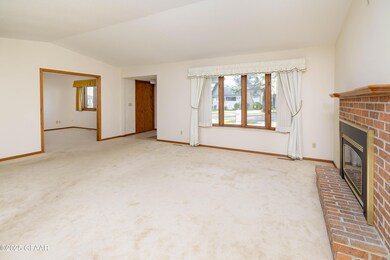 4606 Belmont Rd, Grand Forks, ND 58201 - photo 4