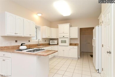 246 Ash Grove Cir, Aurora, OH 44202 - photo 3