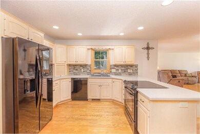 1621 Partridge Ln, Waterloo, IA 50701 - photo 6