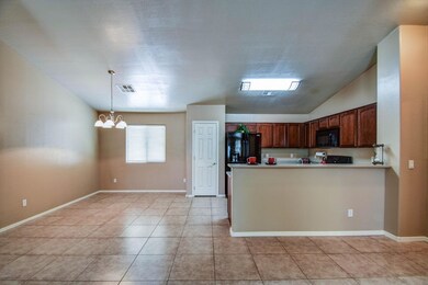 Dining Area & Breakfast Bar