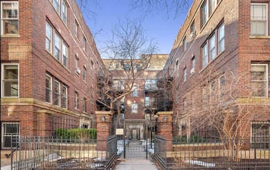 3638 N Pine Grove Ave unit G2, Chicago, IL 60613 - photo 2