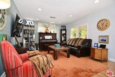 21007 Costanso St, Woodland Hills, CA 91364 - photo 2