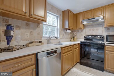 10116 Walnut Wood Ct, Burke, VA 22015 - photo 4