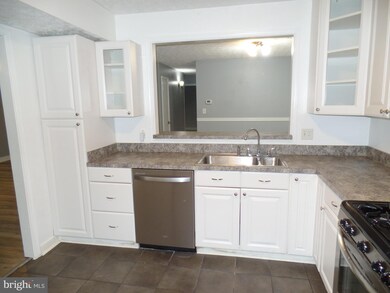 2224 Hunters Run Dr, Reston, VA 20191 - photo 3