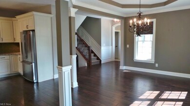 Shaw Hardwood Floor, Open Easy Flow Plan to Dining