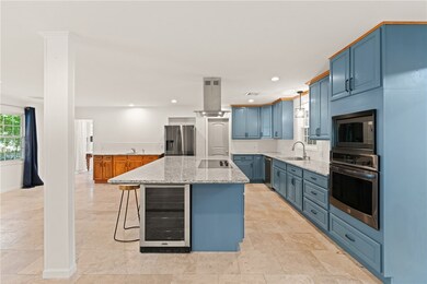 A wonderful kitchen to entertain in!