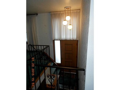 Entry/Foyer.