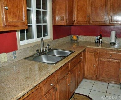 DUAL SINKS/GRANITE COUNTERS