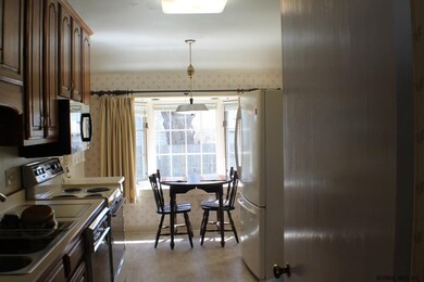 130 Seeley St, Schenectady, NY 12302 - photo 4