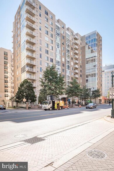 The Crescent unit 907, Silver Spring, MD 20910 - photo 2