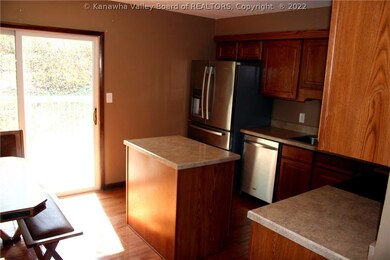 239 Pine Cir, Dunbar, WV 25064 - photo 3