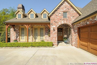 NEWER CONSTRUCTION HOME FEATURES SIDE ENTRY GARAGE