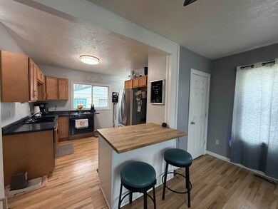 509 13th St NW, Minot, ND 58703 - photo 4