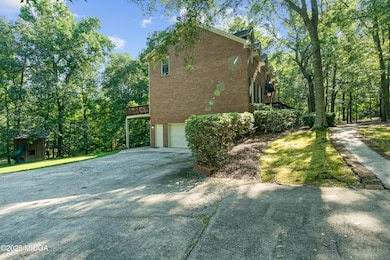 137 Colebrook Dr-003